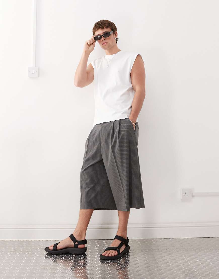 Weekday - Elegante, lange Shorts in gestreiftem Grau mit lockerer Passform Weekday - Elegante, lange Shorts in gestreiftem Grau mit lockerer Passform von Weekday