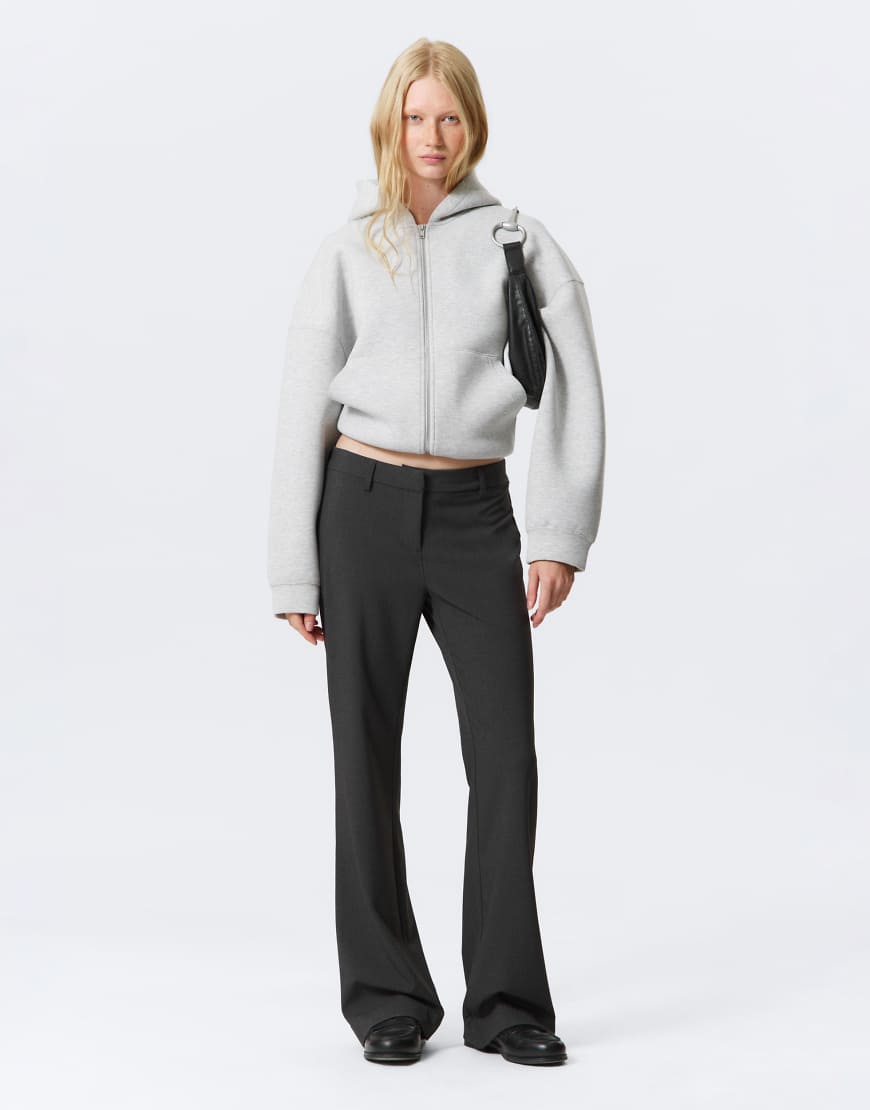 Weekday - Elegante, leicht ausgestellte Hose in Dunkelgrau-Schwarz von Weekday