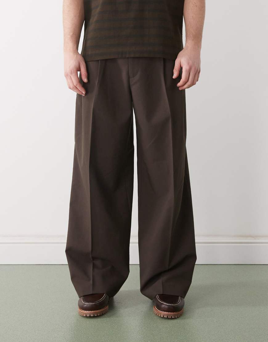 Weekday - Elegante Hose in Braun mit weitem Bein und Bundfalten-Brown von Weekday