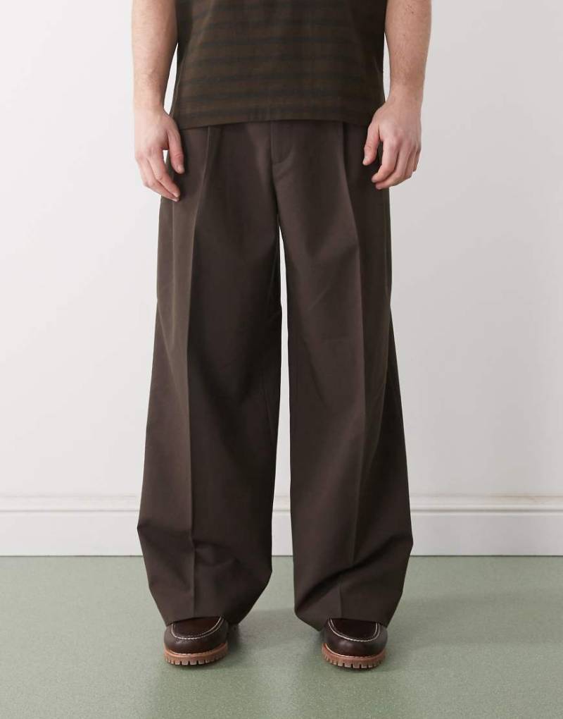 Weekday - Elegante Hose in Braun mit weitem Bein und Bundfalten-Brown von Weekday