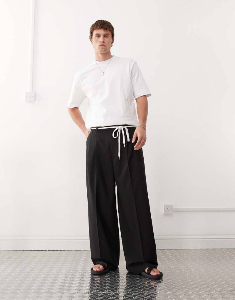Weekday - Elegante Hose in Schwarz mit weitem Bein und Bundfalten von Weekday
