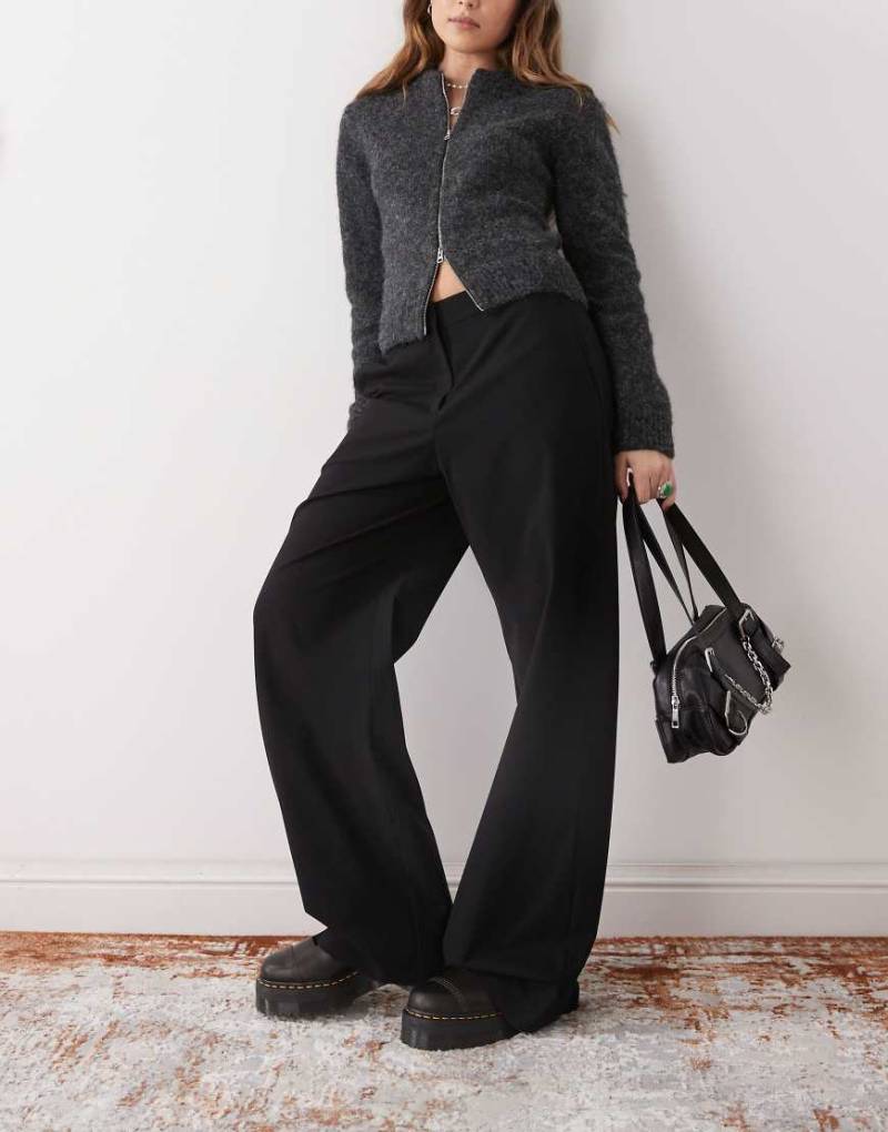 Weekday - Elegante Hose in Schwarz mit weitem Bein von Weekday