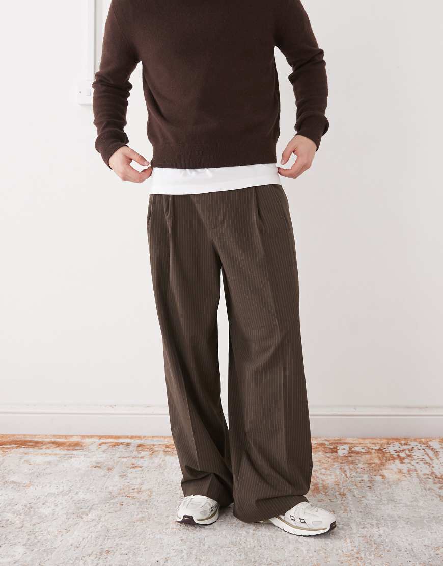 Weekday - Elegante Oversize-Hose in Braun mit Nadelstreifen-Brown von Weekday
