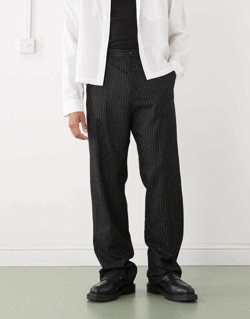 Weekday - Elegante Relaxed Fit Hose in Schwarz mit Nadelstreifen von Weekday