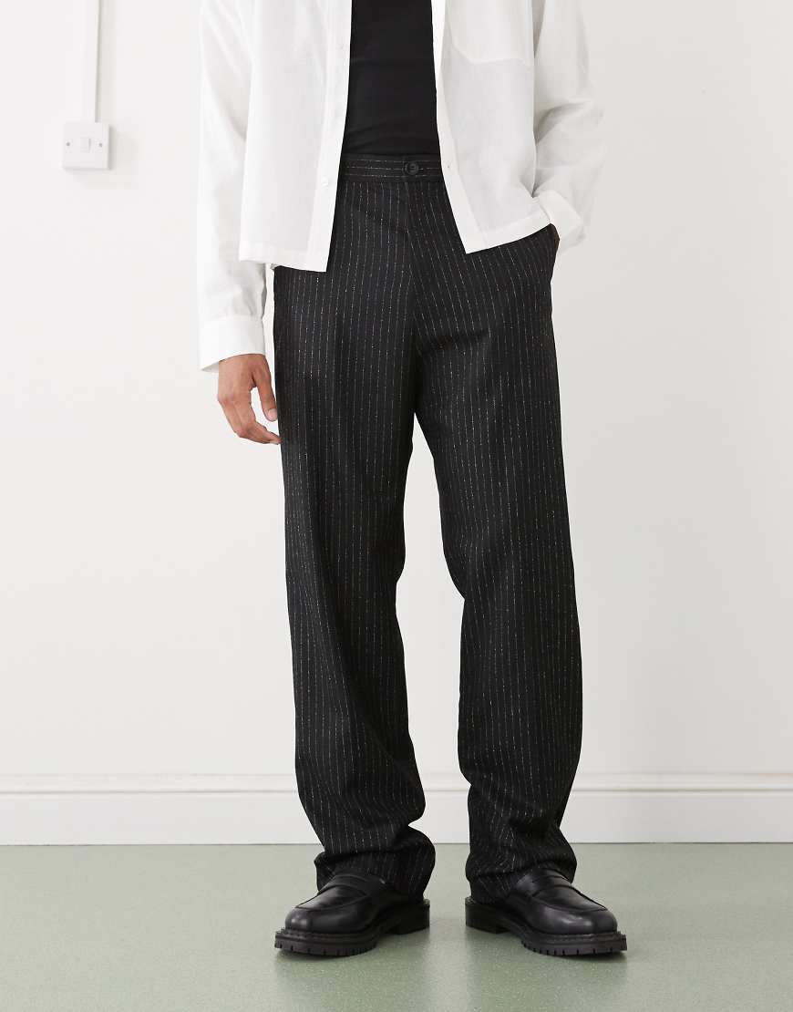 Weekday - Elegante Relaxed Fit Hose in Schwarz mit Nadelstreifen von Weekday