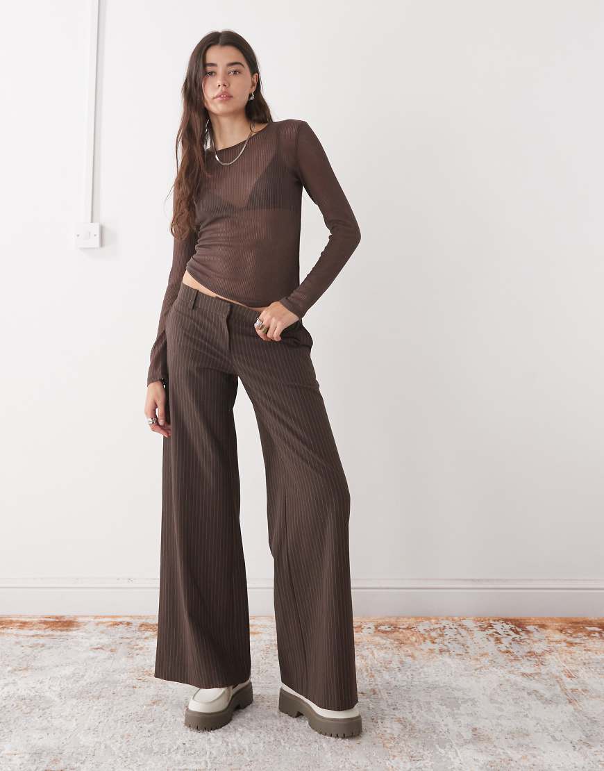 Weekday - Elegante Schlaghose in Braun mit Streifen und niedriger Taille-Brown von Weekday