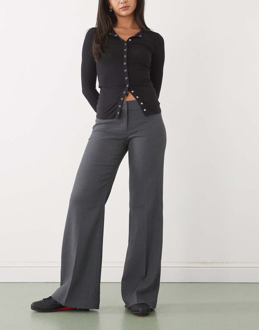 Weekday - Elegante ausgestellte Hose in Grau meliert mit weitem Bein und Bundfalten Weekday - Elegante ausgestellte Hose in Grau meliert mit weitem Bein und Bundfalten von Weekday