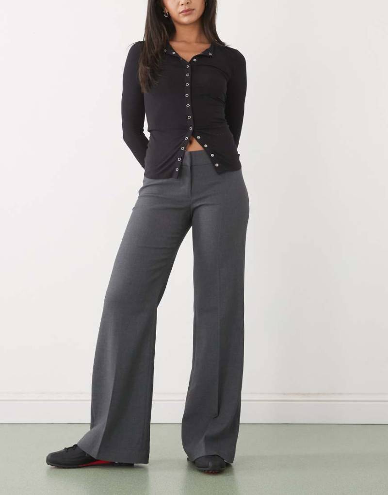 Weekday - Elegante ausgestellte Hose in Grau meliert mit weitem Bein und Bundfalten von Weekday