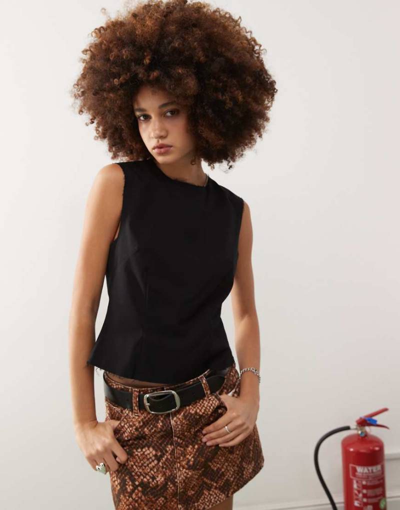 Weekday - Elegantes Oberteil in Schwarz mit Knopfleiste am Rücken von Weekday