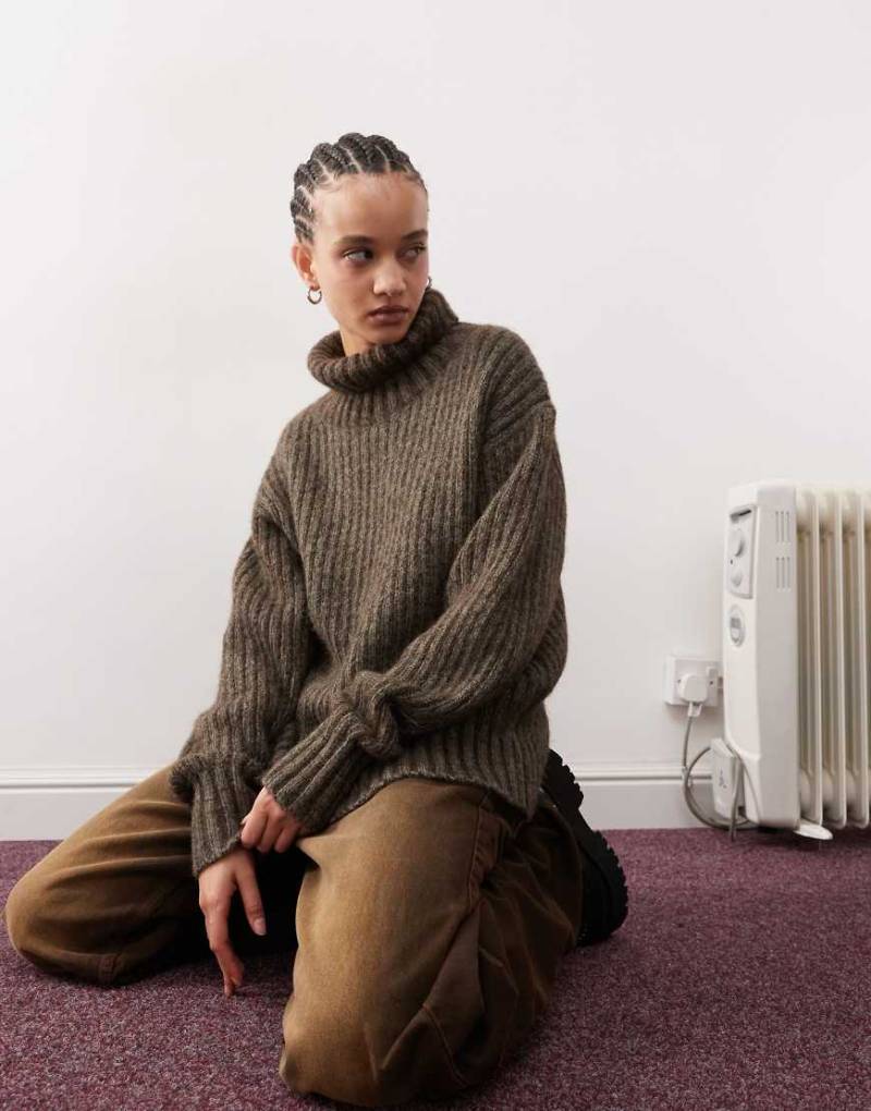 Weekday - Elvine - Grobstrickpullover in Braun mit Stehkragen Weekday - Elvine - Grobstrickpullover in Braun mit Stehkragen von Weekday