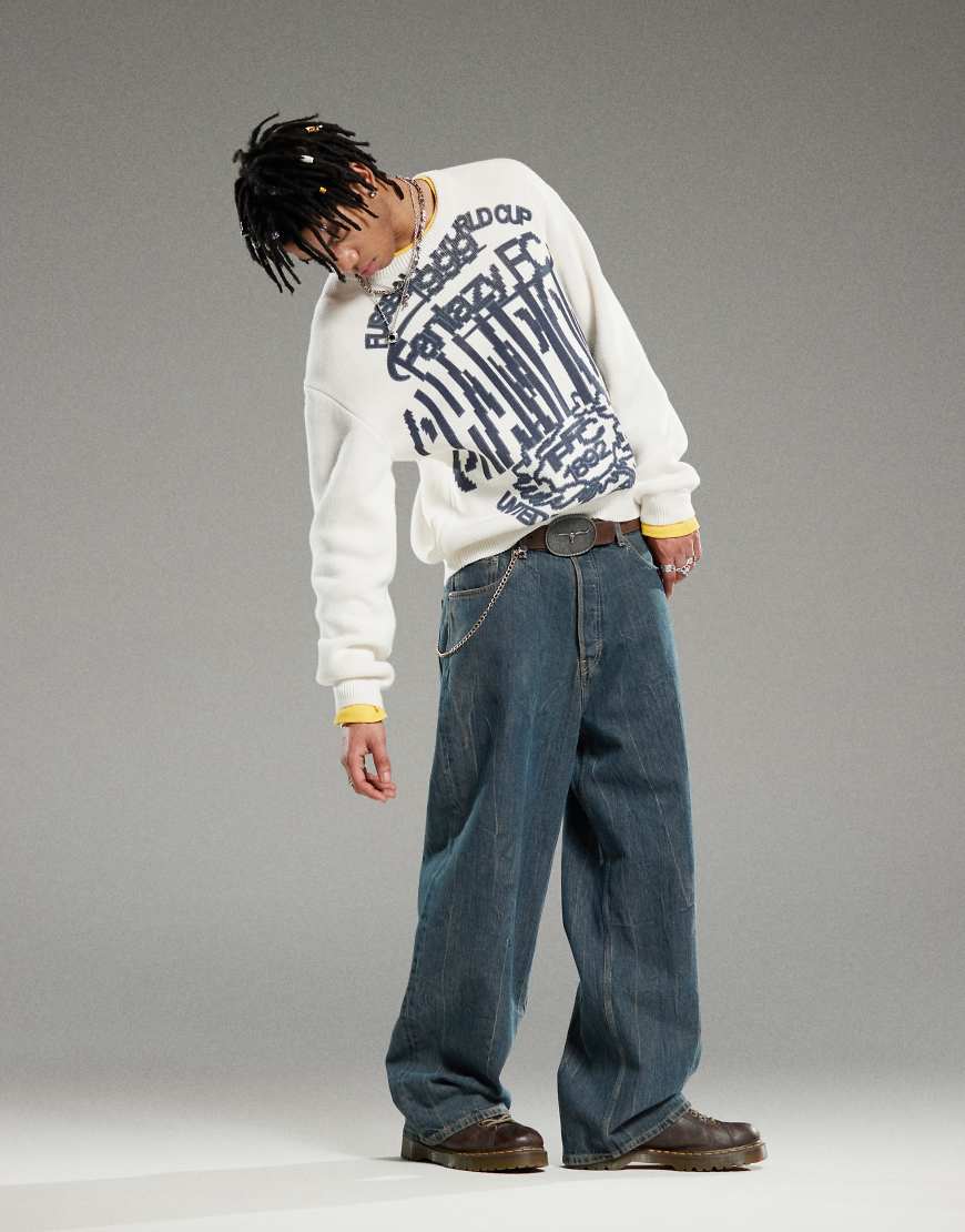 Weekday - Emilio - Pullover in gebrochenem Weiß mit „Fantazy Fussball"-Print Weekday - Emilio - Pullover in gebrochenem Weiß mit „Fantazy Fussball"-Print von Weekday