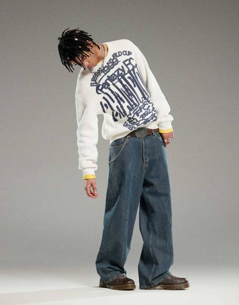 Weekday - Emilio - Pullover in gebrochenem Weiß mit „Fantazy Fussball"-Print von Weekday