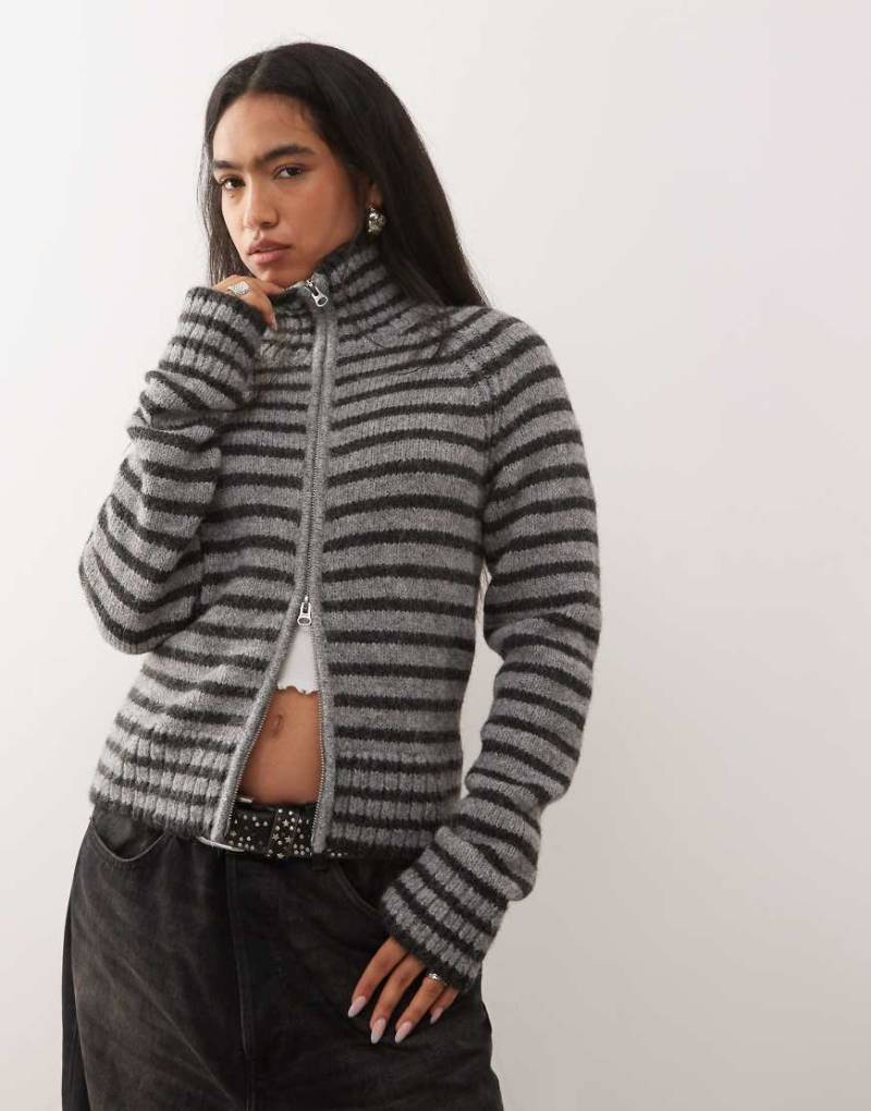 Weekday - Eng anliegende Strickjacke in Grau und Schwarz gestreift von Weekday