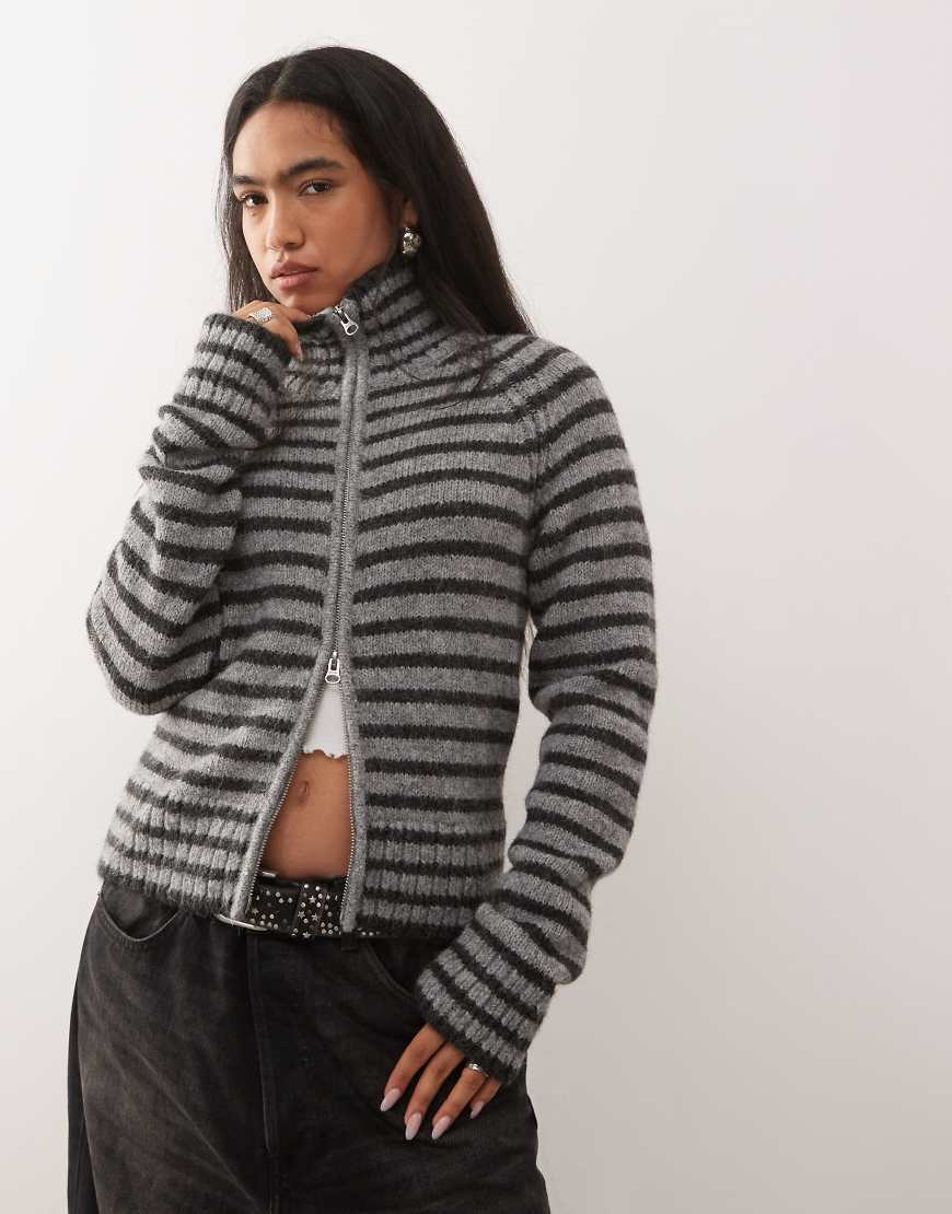 Weekday - Eng anliegende Strickjacke in Grau und Schwarz gestreift von Weekday