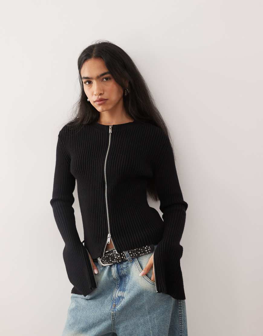 Weekday - Eng anliegende Strickjacke in Schwarz mit Reißverschluss und Reißverschlussdetail am Ärmel von Weekday