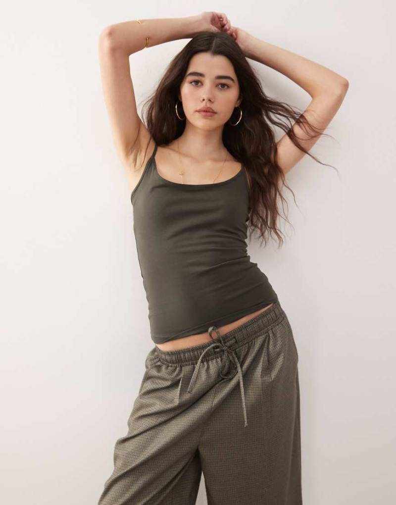 Weekday - Eng anliegendes Riemchen-Trägertop in dunklem Khaki-Grün Weekday - Eng anliegendes Riemchen-Trägertop in dunklem Khaki-Grün von Weekday