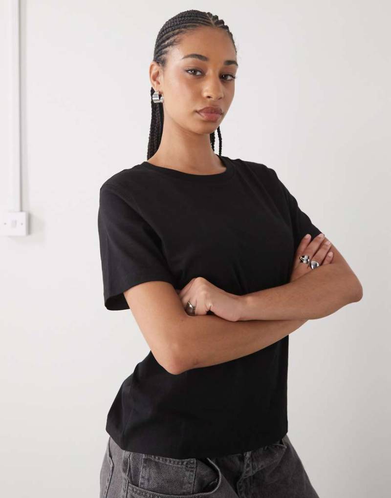 Weekday - Essence - T-Shirt in Schwarz mit normalem Schnitt von Weekday