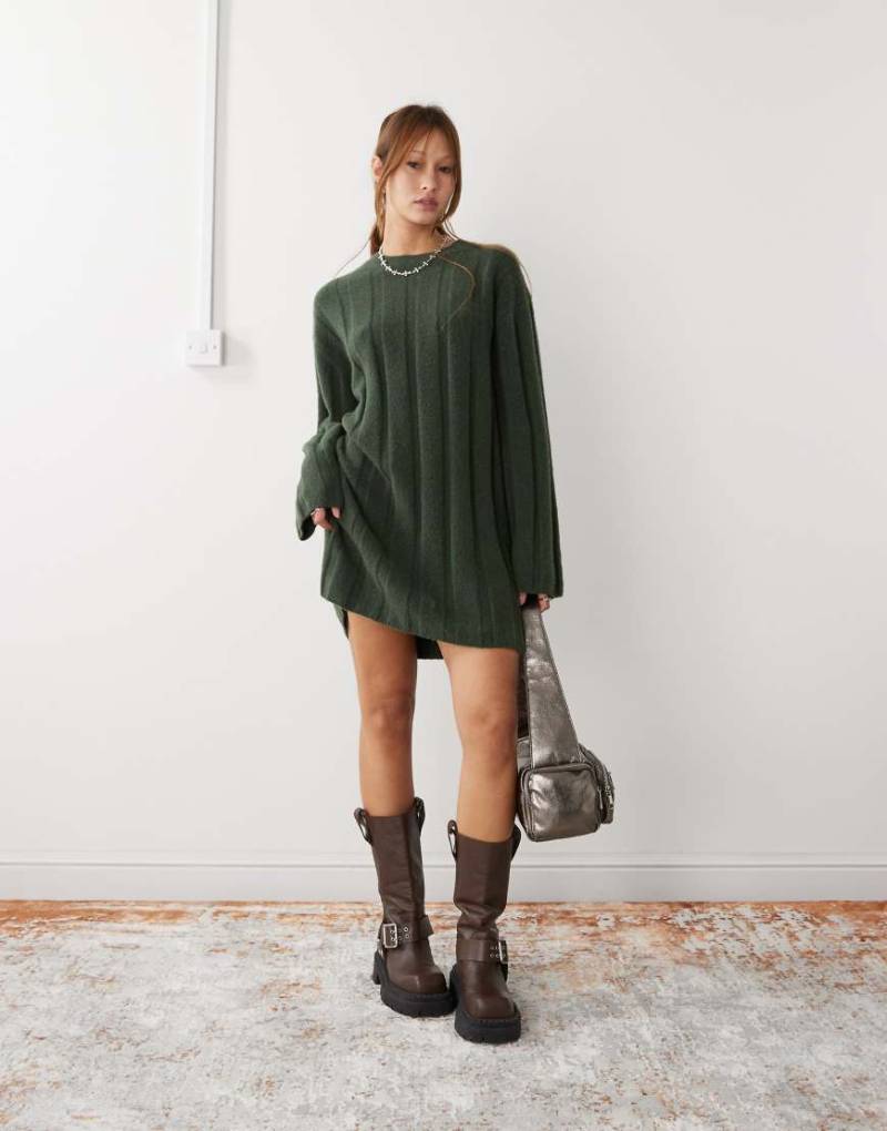 Weekday - Fiona - Kurzes, geripptes Grobstrickkleid in meliertem Dunkelgrün, exklusiv bei ASOS von Weekday