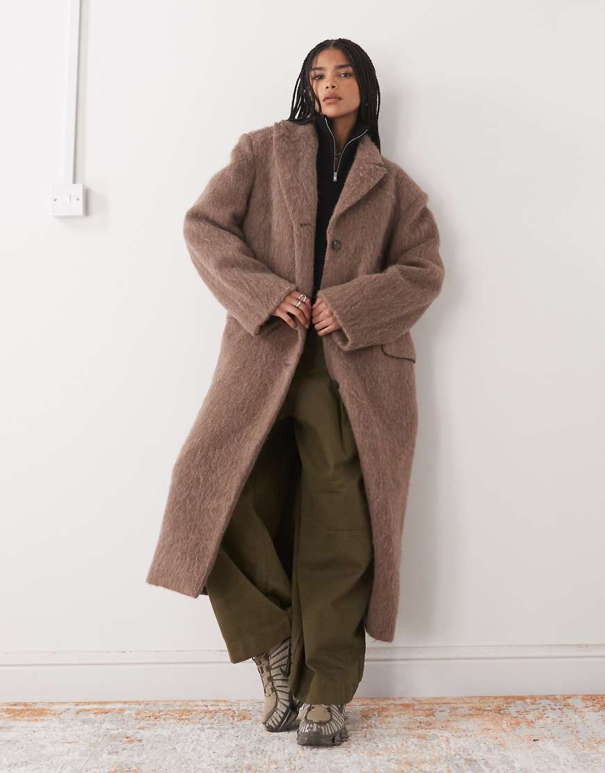 Weekday - Flauschiger Oversize-Mantel aus Alpakawolle und Wolle in Braun mit akzentuierten Schultern-Brown von Weekday