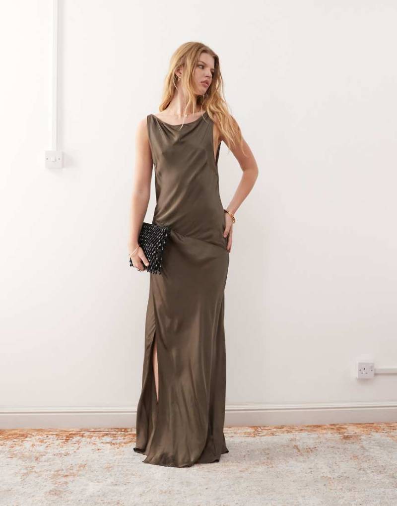 Weekday - Fließendes Maxikleid aus Satin in Dunkelbraun mit U-Boot-Ausschnitt von Weekday