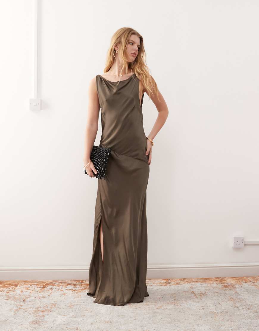Weekday - Fließendes Maxikleid aus Satin in Dunkelbraun mit U-Boot-Ausschnitt Weekday - Fließendes Maxikleid aus Satin in Dunkelbraun mit U-Boot-Ausschnitt von Weekday