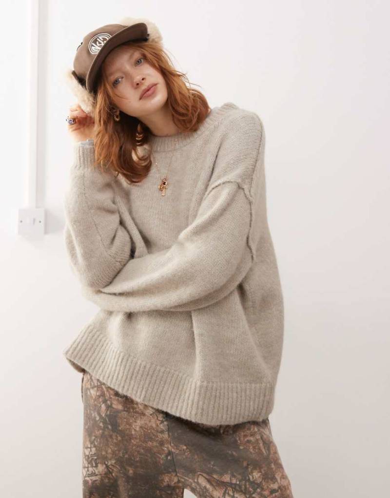 Weekday - Funda - Flauschiger Strickpullover in meliertem Beige-Neutral von Weekday