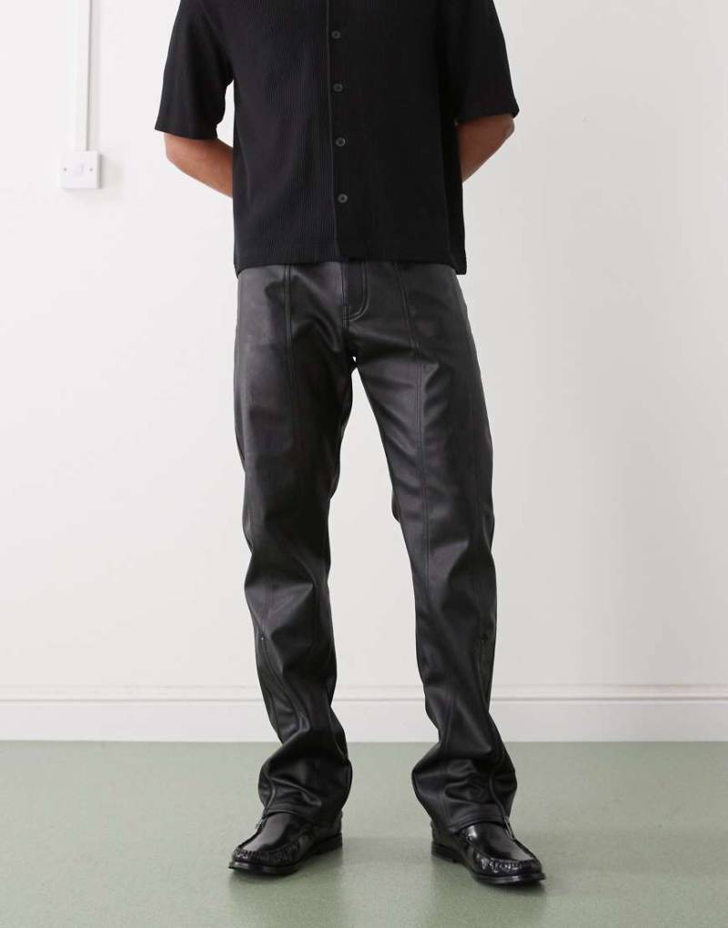 Weekday - Gerade geschnittene Hose aus Kunstleder in Schwarz mit Reißverschlüssen von Weekday