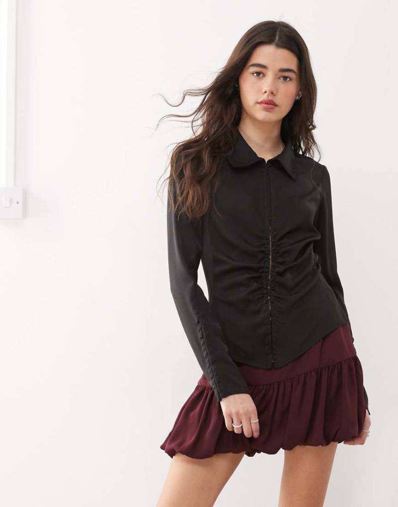 Weekday - Gerafftes Hemd aus Satin in Schwarz von Weekday