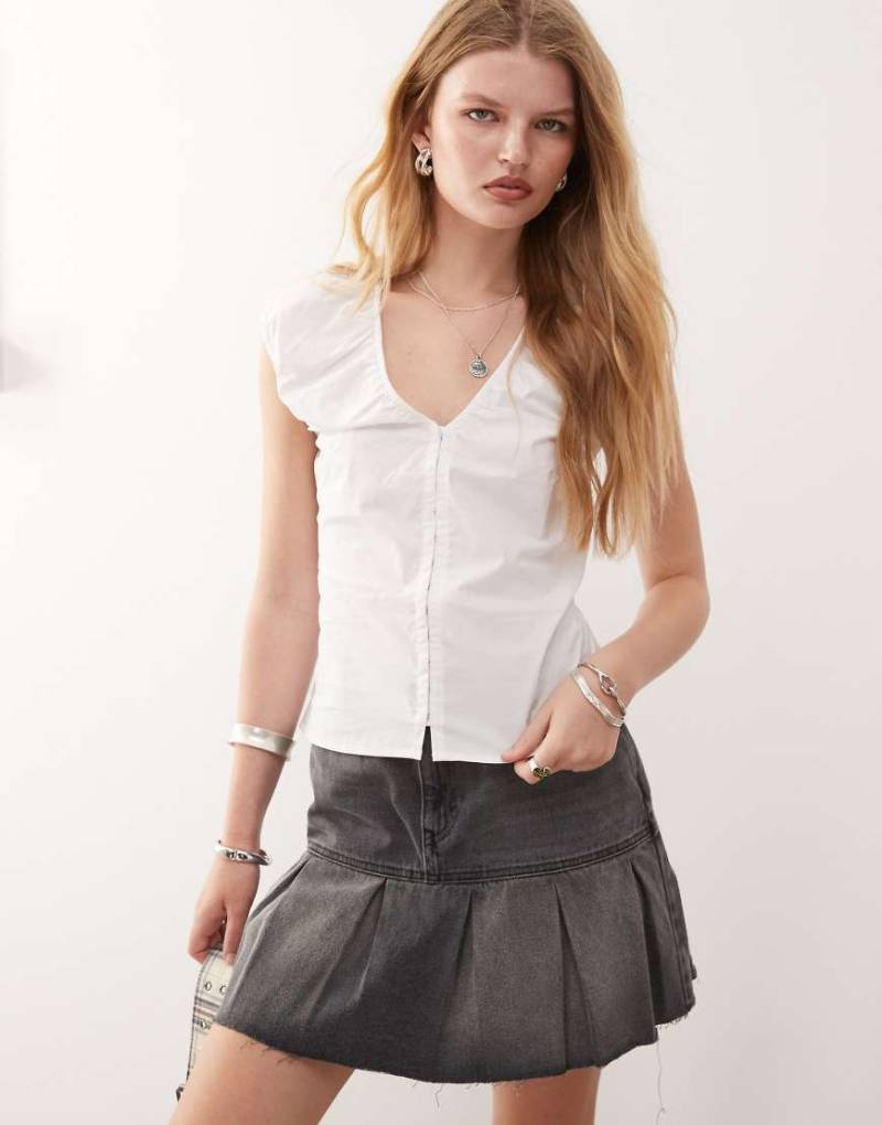 Weekday - Gerafftes Oberteil in Weiß mit V-Ausschnitt und Haken- und Ösendetail von Weekday