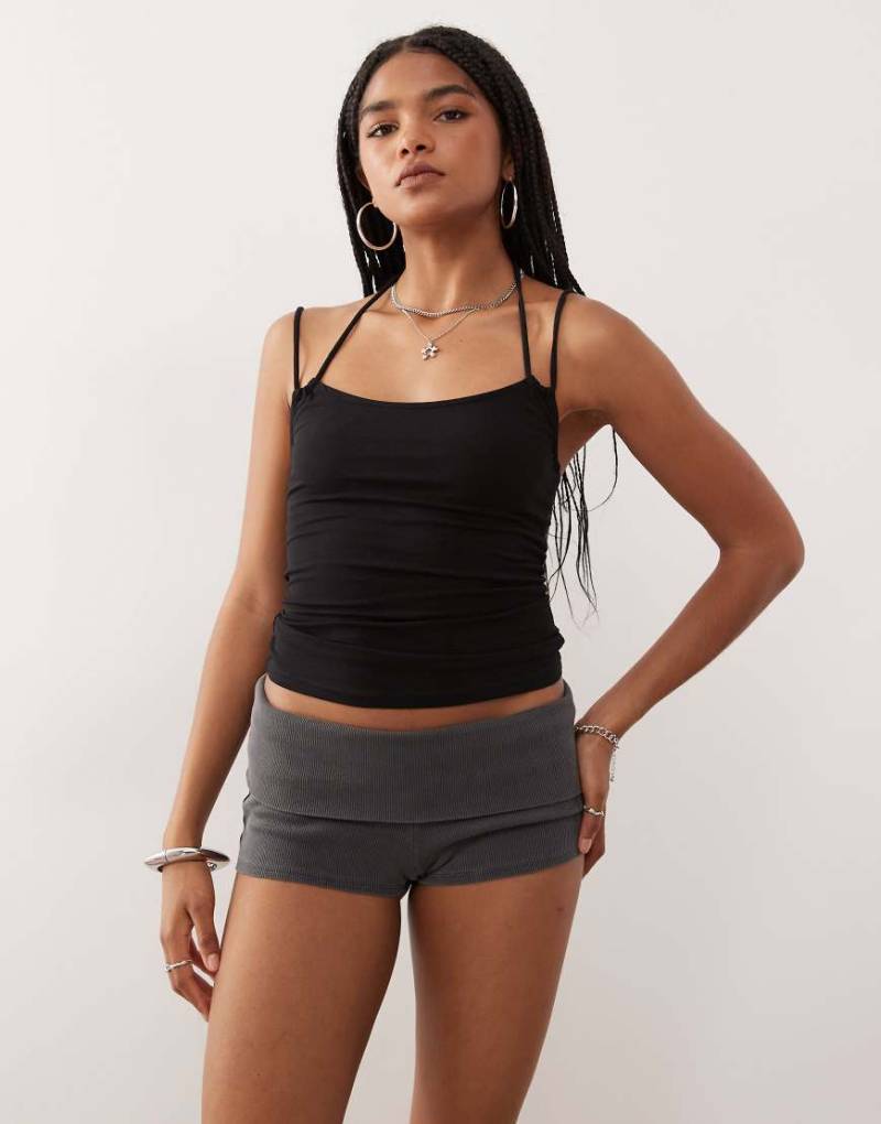 Weekday - Gerippte Jersey-Hotpants in verwaschenem Schwarz mit umgeschlagenem Bund von Weekday