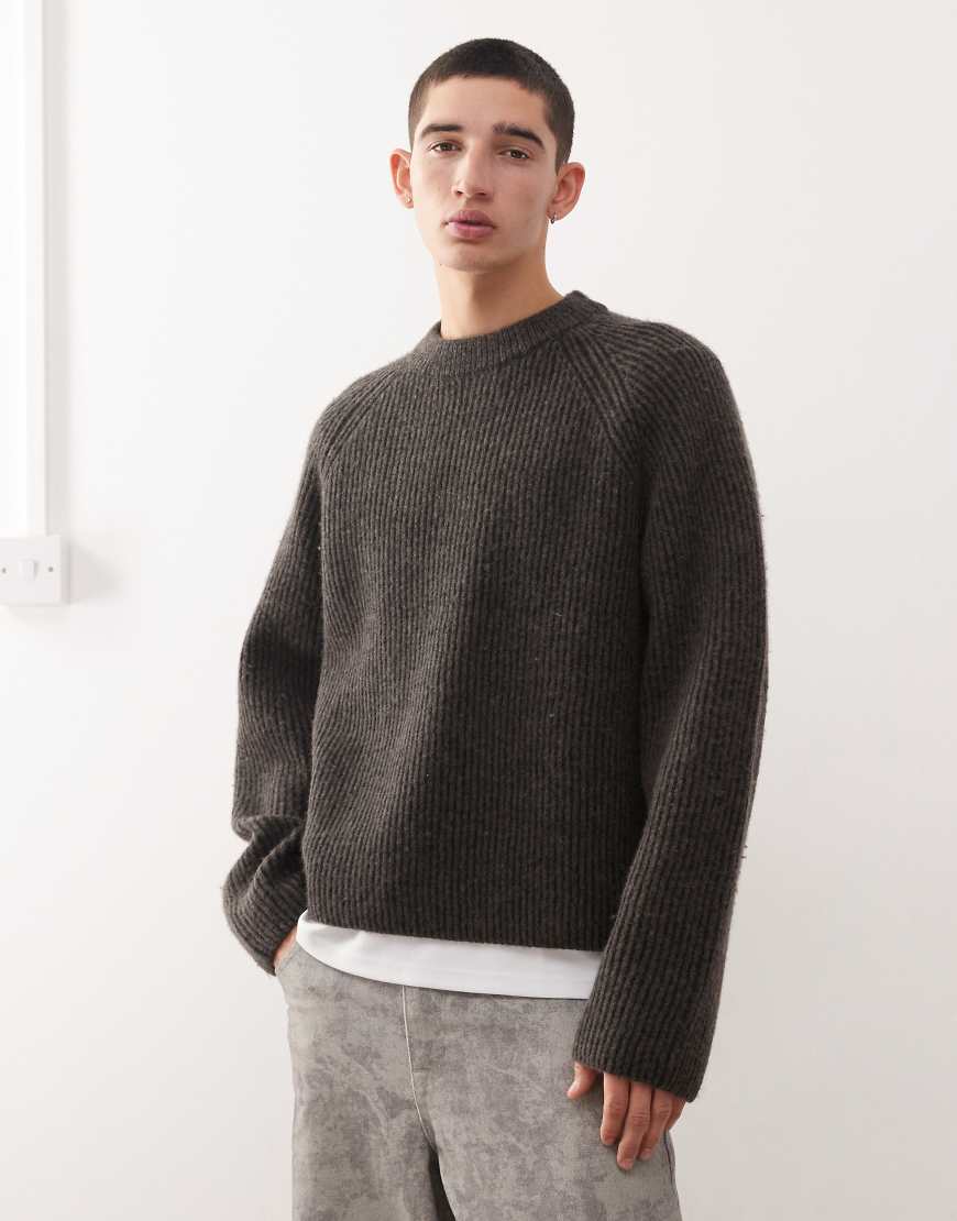 Weekday - Gerippter Pullover aus Wollmix in dunklem Maulwurfbraun und Schwarz mit Raglanärmeln-Grau von Weekday