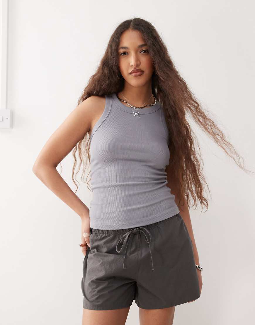 Weekday - Geripptes Racer-Trägertop in Grau Weekday - Geripptes Racer-Trägertop in Grau von Weekday