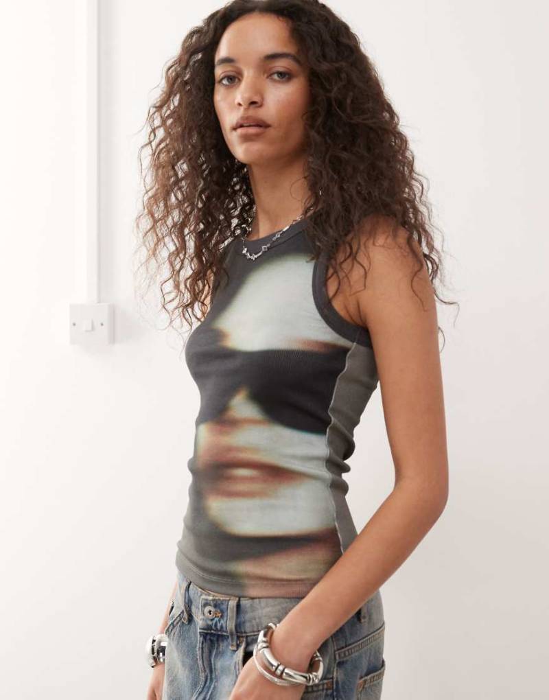 Weekday - Geripptes Tanktop in Schwarz mit verschwommenem Gesicht-Grafikprint von Weekday