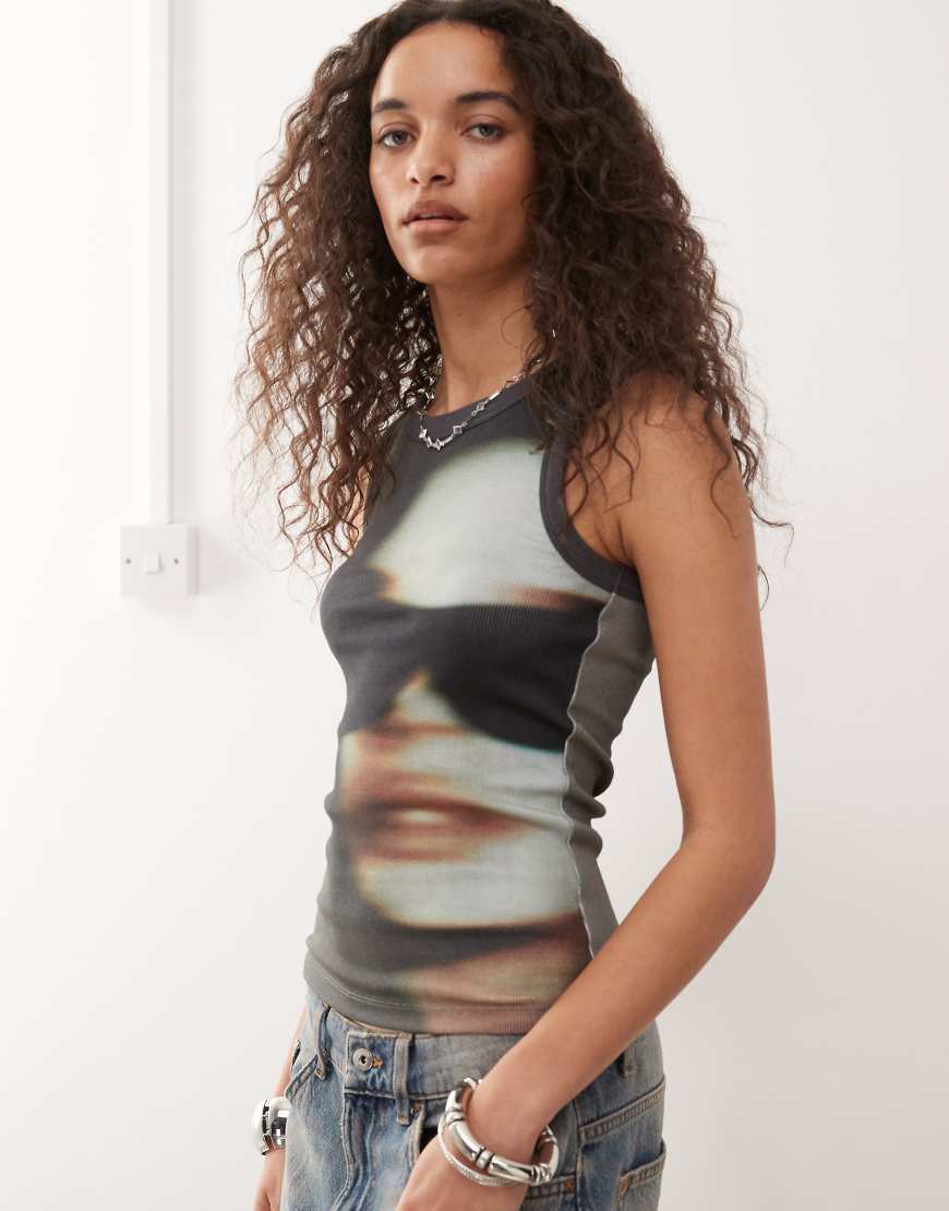 Weekday - Geripptes Tanktop in Schwarz mit verschwommenem Gesicht-Grafikprint von Weekday