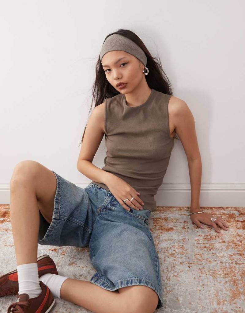 Weekday - Geripptes Tanktop in dunklem Maulwurfbraun von Weekday