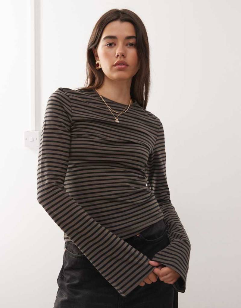 Weekday - Gestreiftes Oberteil in dunklem Maulwurfbraun und Schwarz mit langen ausgestellten Ärmeln von Weekday