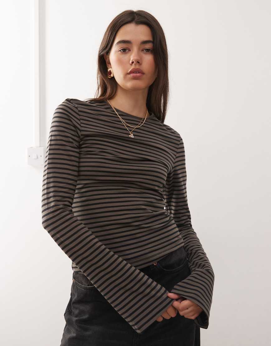 Weekday - Gestreiftes Oberteil in dunklem Maulwurfbraun und Schwarz mit langen ausgestellten Ärmeln von Weekday