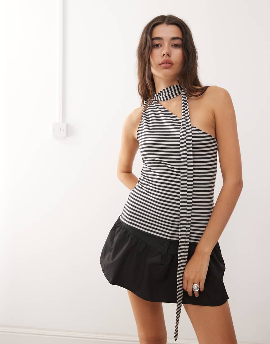Weekday - Gestreiftes One-Shoulder-Neckholder-Oberteil in Wollgrau und Grau, exklusiv bei ASOS-Schwarz Weekday - Gestreiftes One-Shoulder-Neckholder-Oberteil in Wollgrau und Grau, exklusiv bei ASOS-Schwarz von Weekday