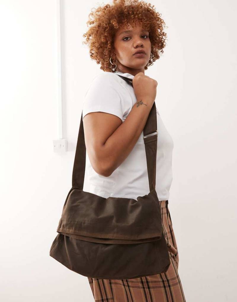 Weekday - Gewachste Oversize-Umhängetasche aus Canvas in Dunkelbraun von Weekday