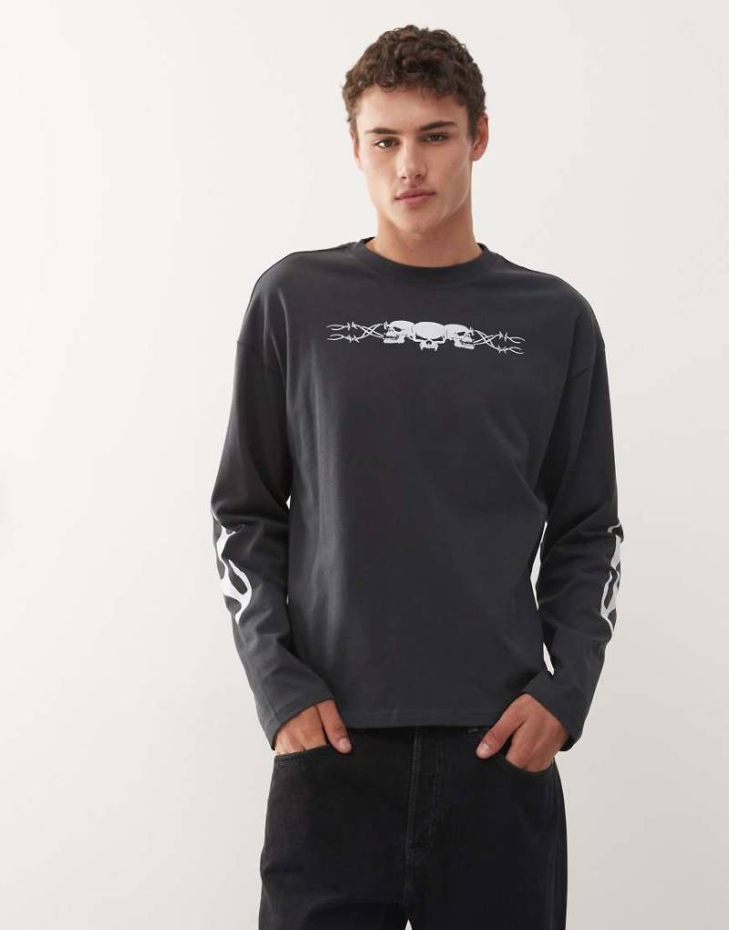 Weekday - Great - Kastiges, langärmliges T-Shirt in Dunkelgrau mit Totenkopf-Grafikprints Weekday - Great - Kastiges, langärmliges T-Shirt in Dunkelgrau mit Totenkopf-Grafikprints von Weekday