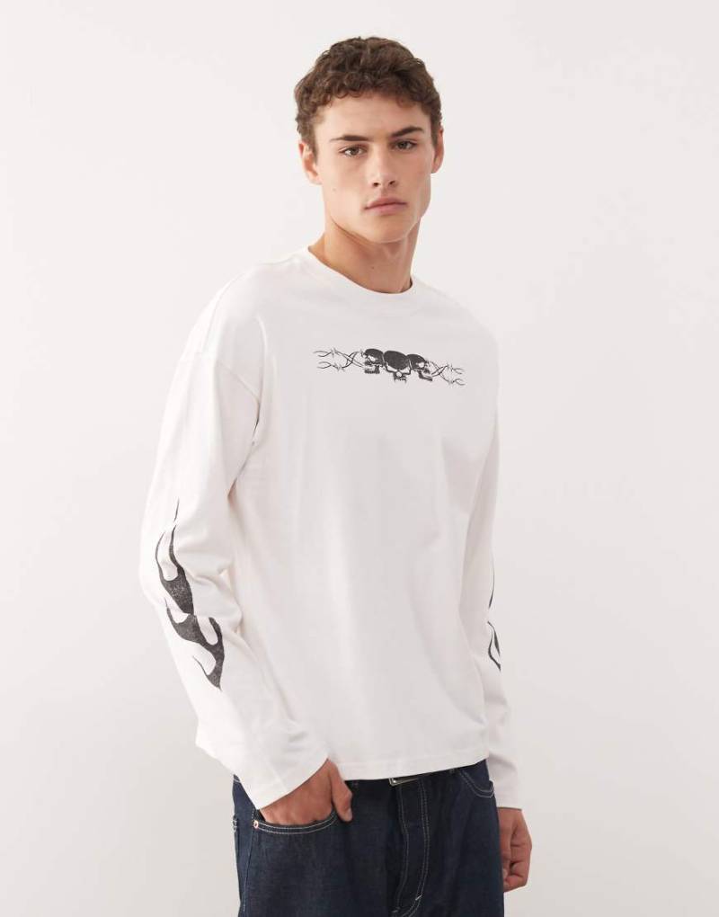 Weekday - Great - Kastiges, langärmliges T-Shirt in Wollweiß mit Totenkopf-Grafikprints Weekday - Great - Kastiges, langärmliges T-Shirt in Wollweiß mit Totenkopf-Grafikprints von Weekday