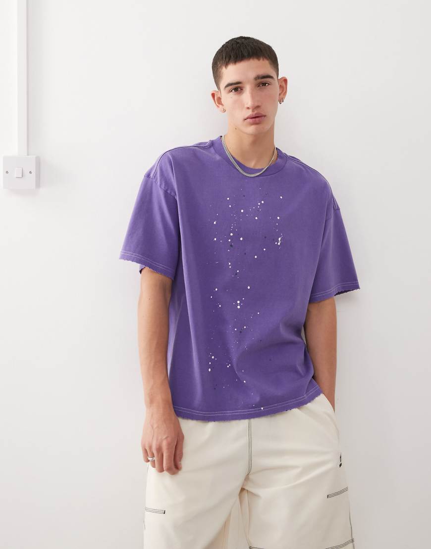 Weekday - Great - T-Shirt in Lila mit Sprayprint und kastigem Schnitt von Weekday