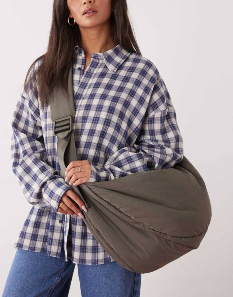 Weekday - Große, wattierte Umhängetasche in Khaki-Grün von Weekday