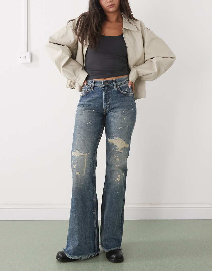 Weekday - Helix - Lockere, ausgestellte Jeans mit niedrigem Bund, Used-Optik und streifiger Waschung in Blau von Weekday