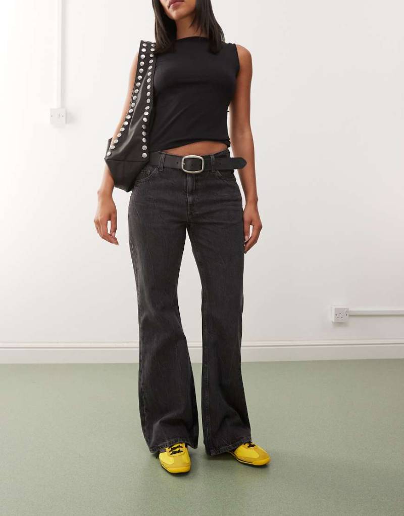 Weekday - Helix - Weite Schlagjeans in schwarzer Used-Waschung mit niedrigem Bund von Weekday