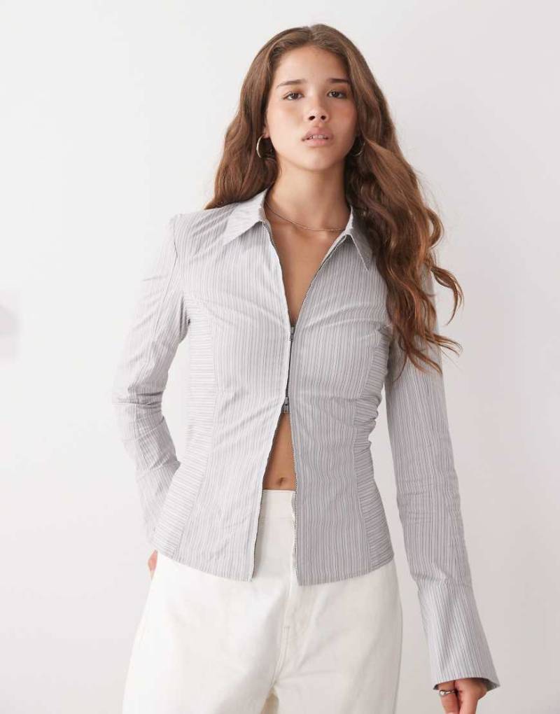 Weekday - Hemdbluse in gestreiftem Beige mit ausgestellten Ärmeln und Reißverschluss-Neutral von Weekday