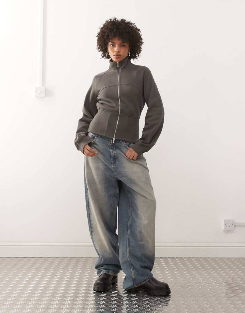 Weekday - Hochgeschlossene Sweatjacke in Dunkelgrau mit Reißverschluss und betonter Taille von Weekday