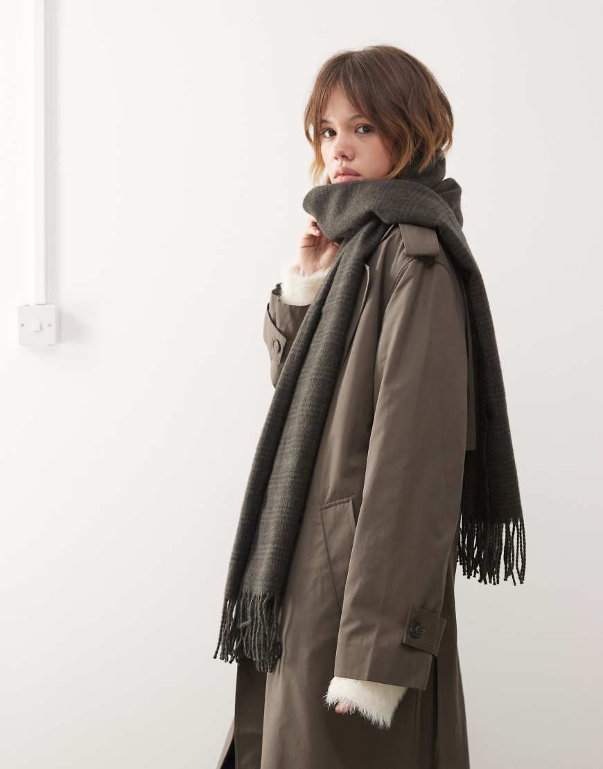 Weekday - Hochwertiger Oversize-Schal mit grauem Karomuster Weekday - Hochwertiger Oversize-Schal mit grauem Karomuster von Weekday