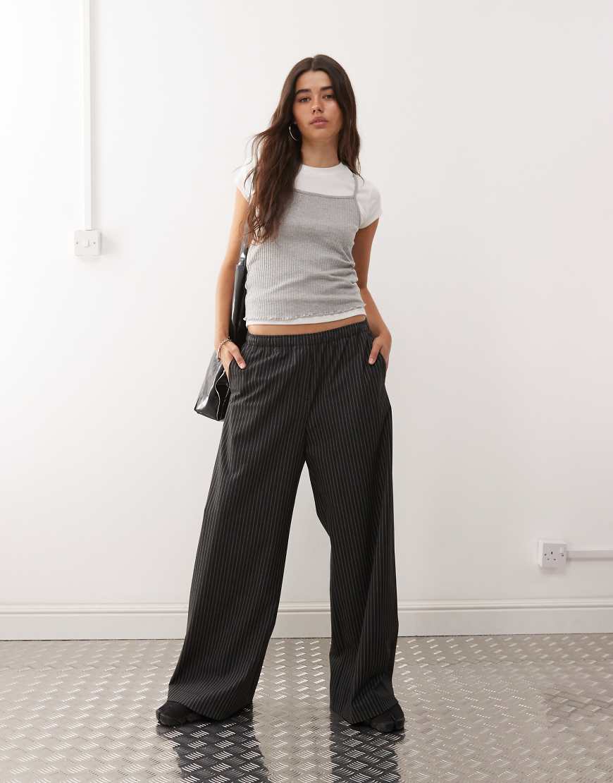Weekday - Hose in dunklem Dunkelgrau mit Nadelstreifen, elastischem Bund und weitem Bein von Weekday