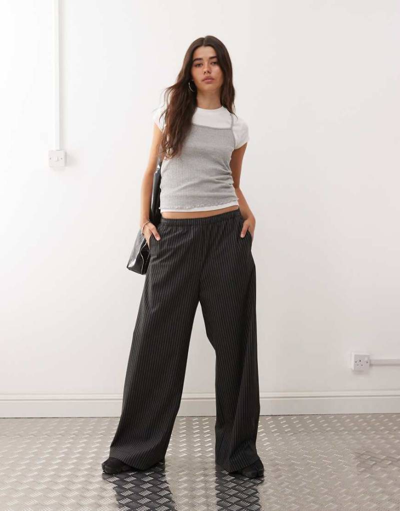 Weekday - Hose in dunklem Dunkelgrau mit Nadelstreifen, elastischem Bund und weitem Bein von Weekday
